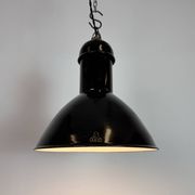 Lampe suspendue industrielle en émail noir de AEG, années 1930