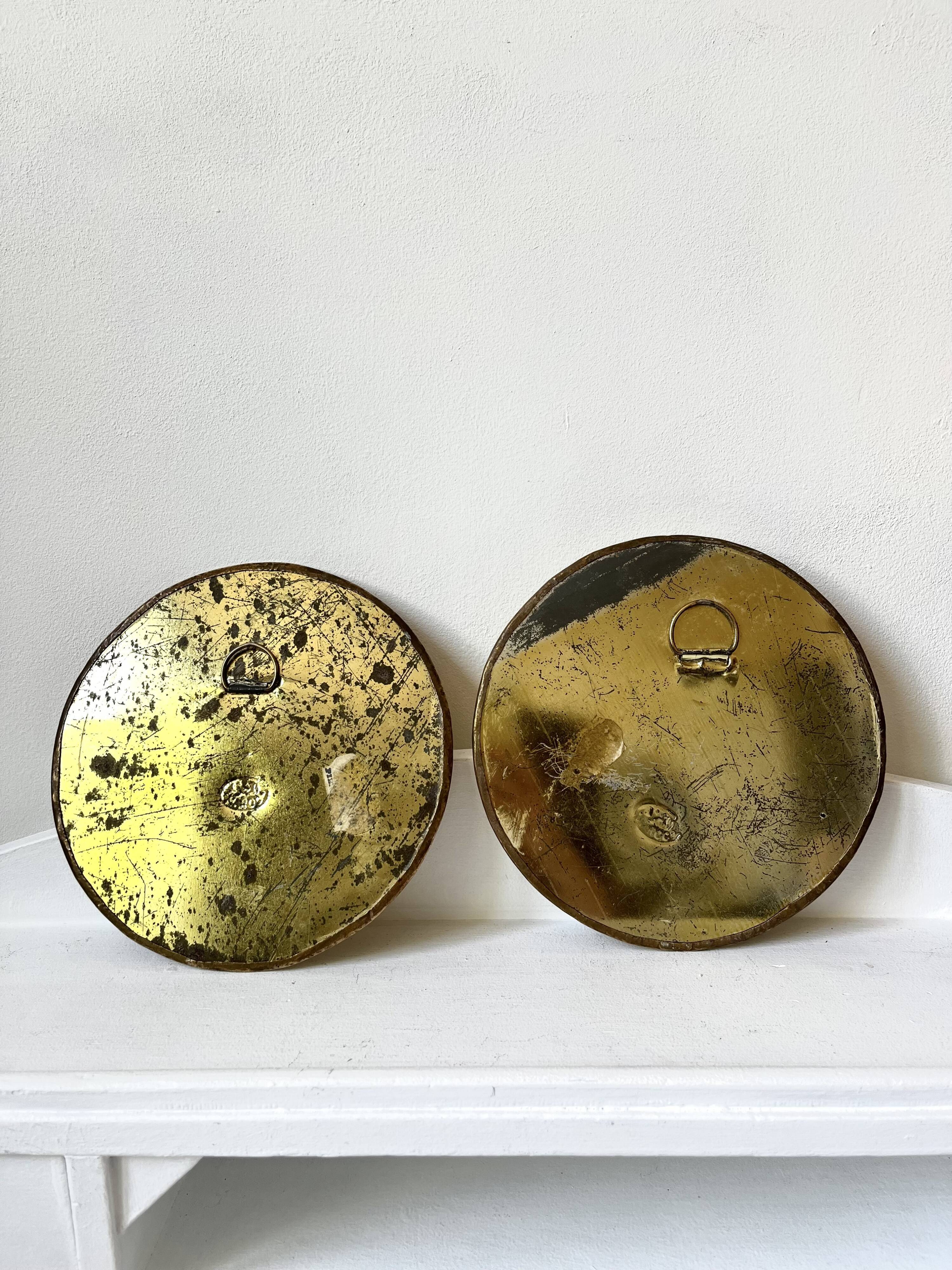 Round mirrors strapping in vintage gilded brass