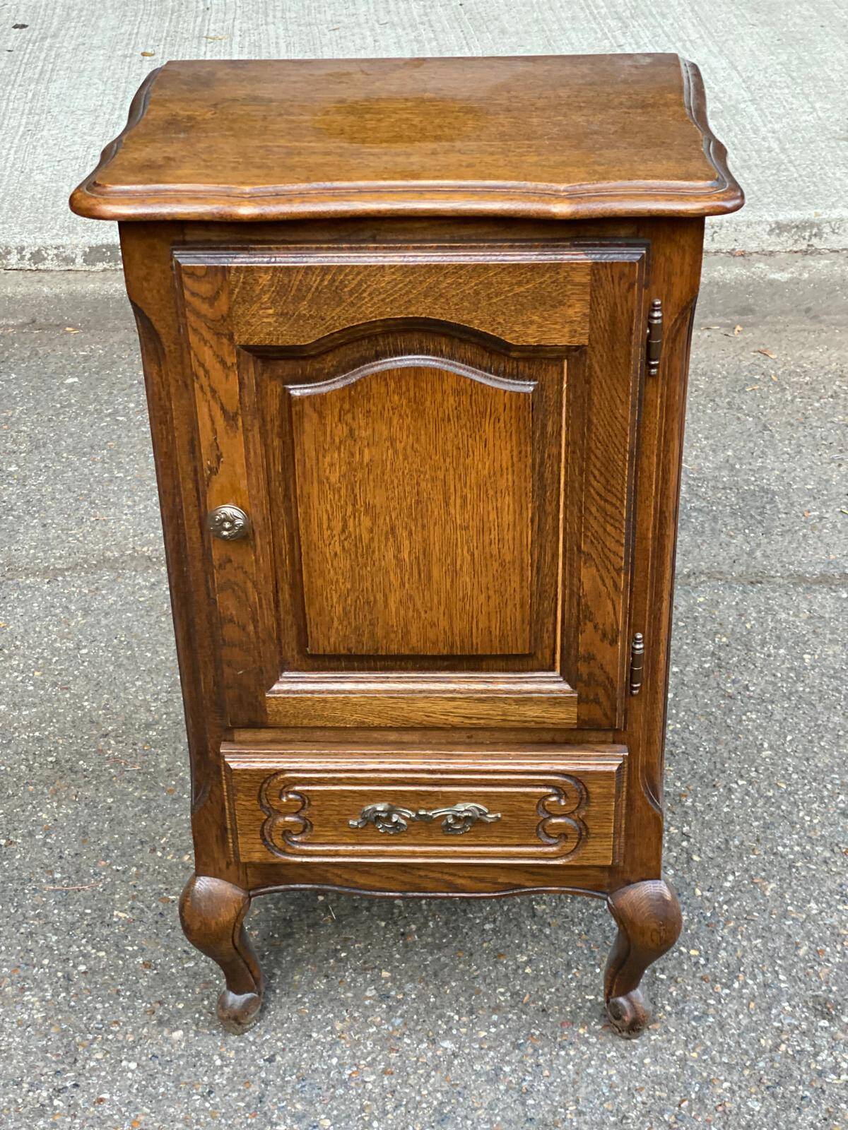 Table de chevet Louis XV en chêne 1970