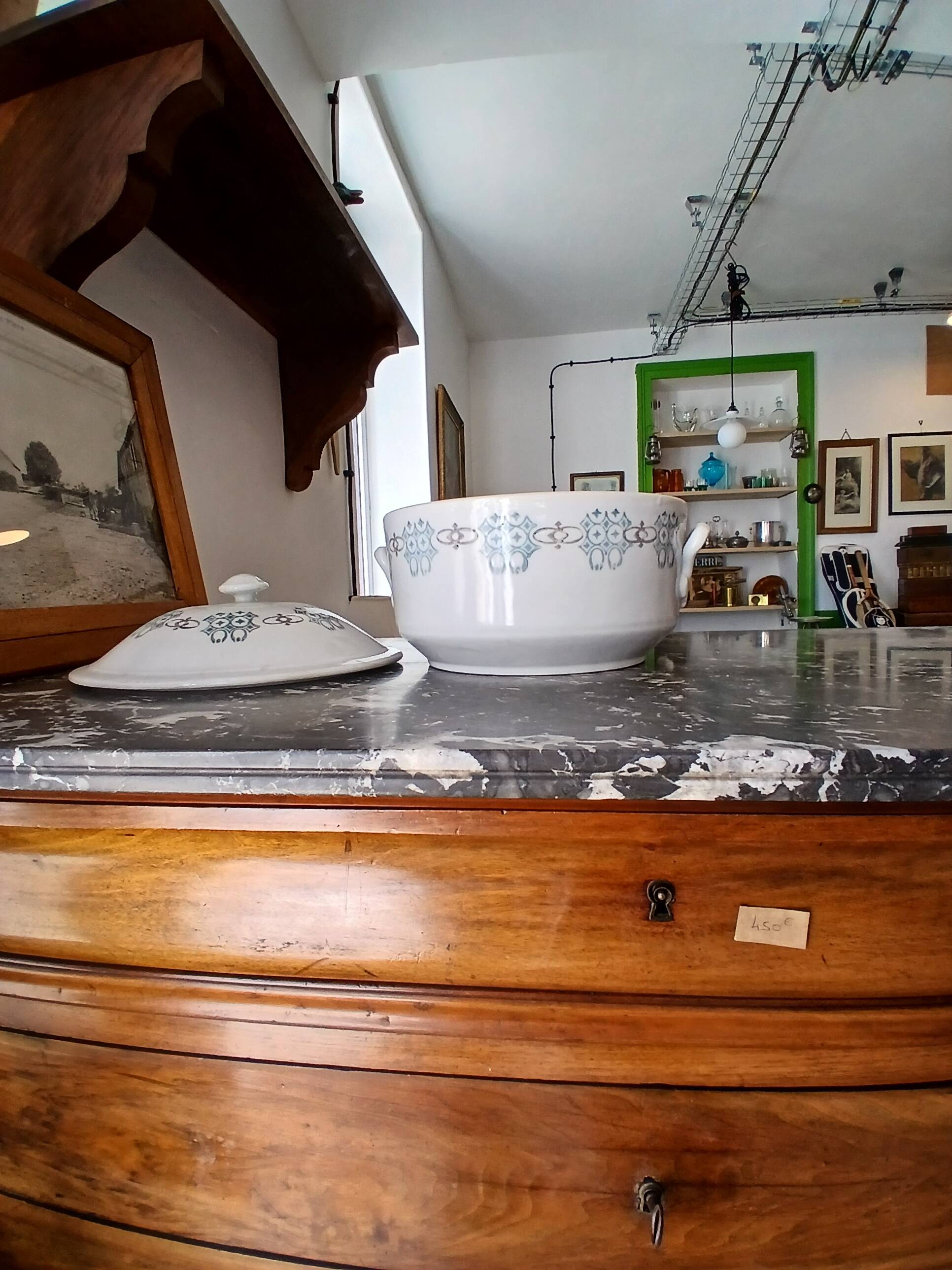 Soup tureen, vegetable dish