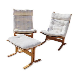 Pair of "siesta" chairs by Ingmar Relling and a foot rest