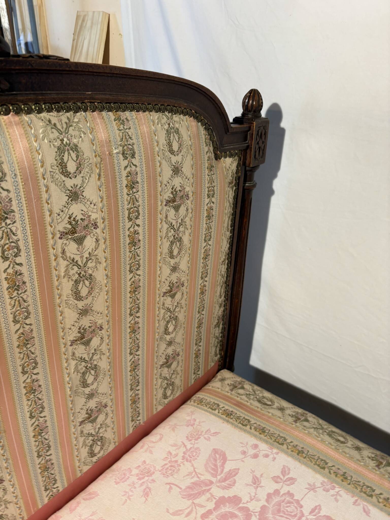 Antique Louis XVI style daybed in carved wood and patterned fabric