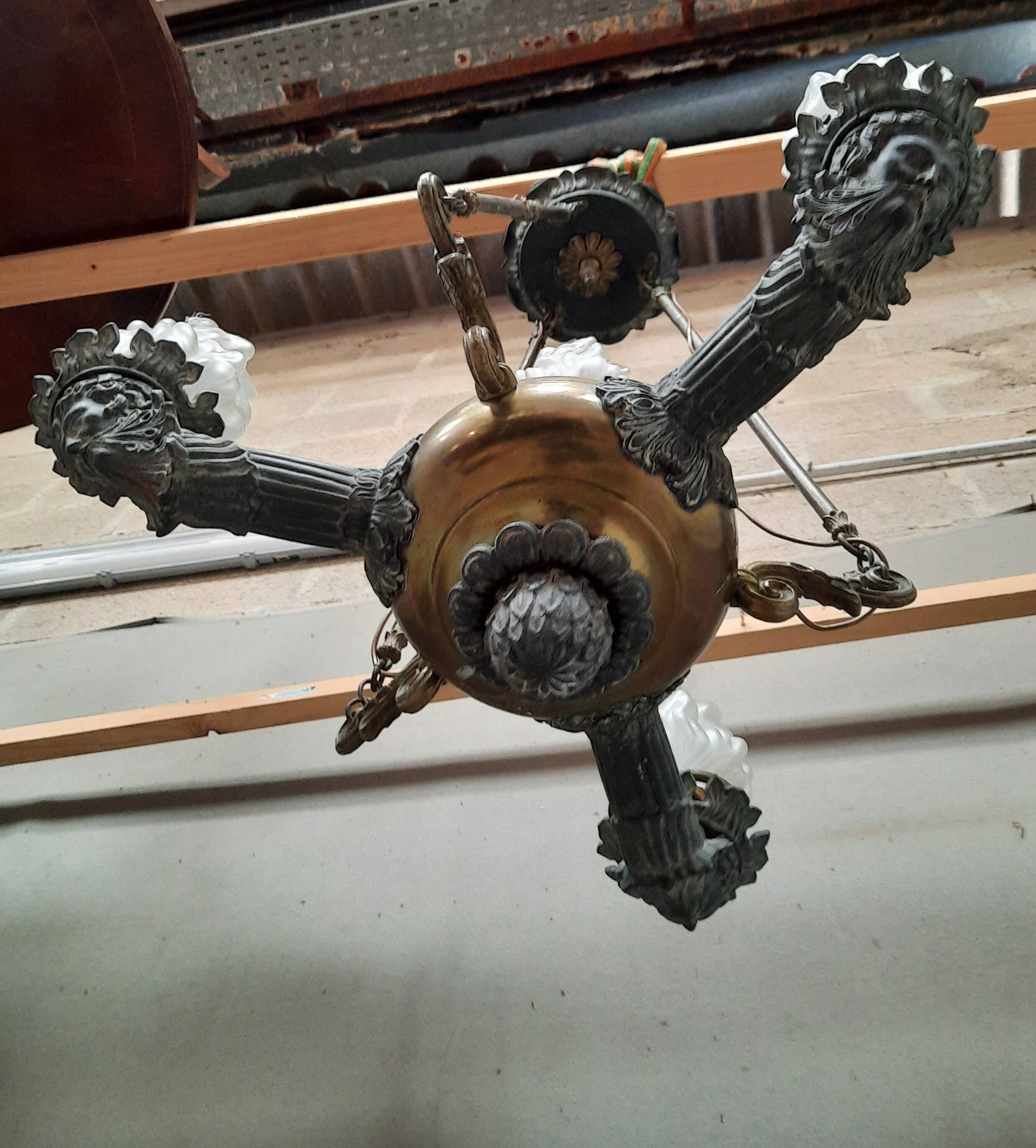 Metal pendant light with 4 flames