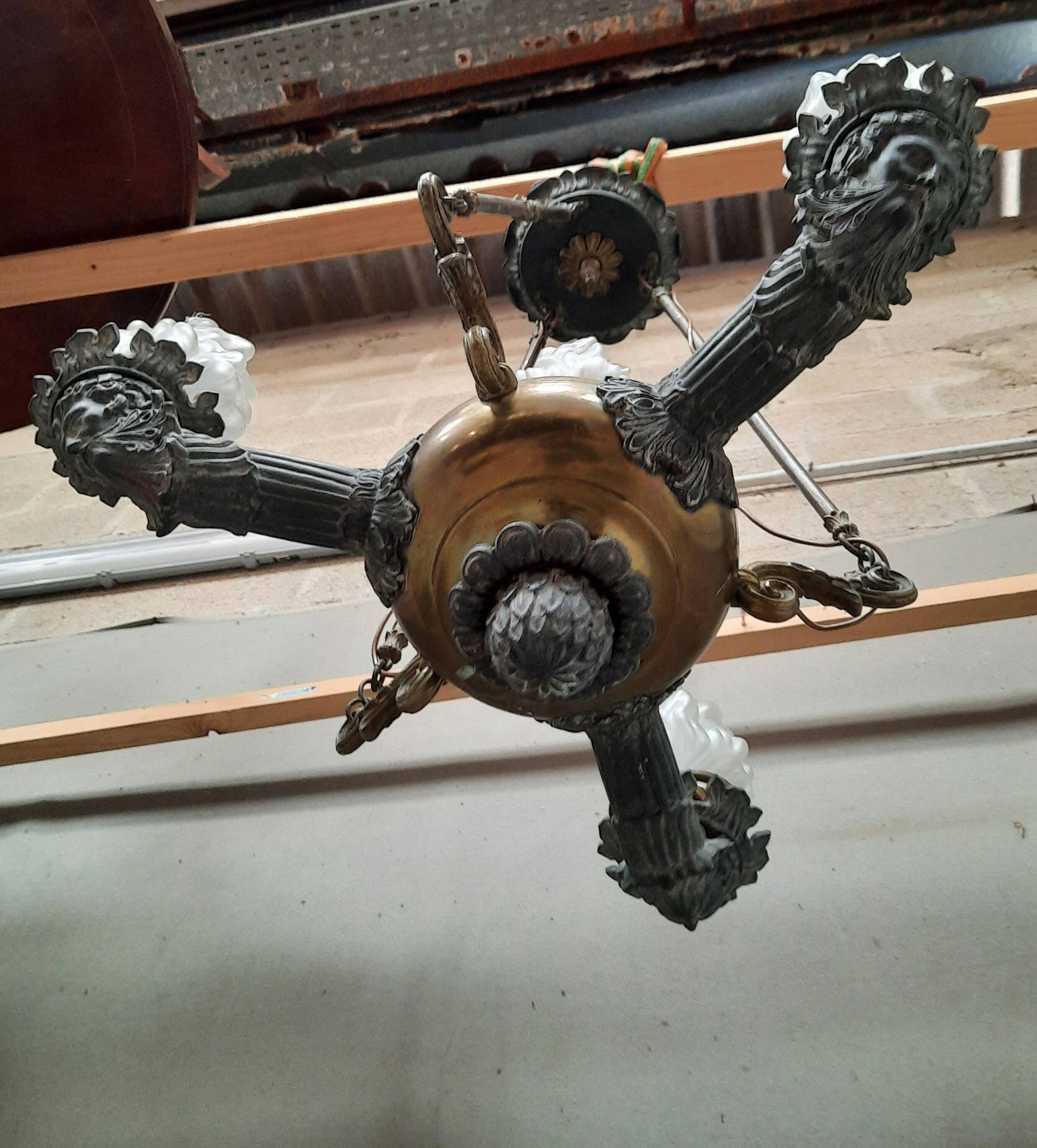 Metal pendant light with 4 flames