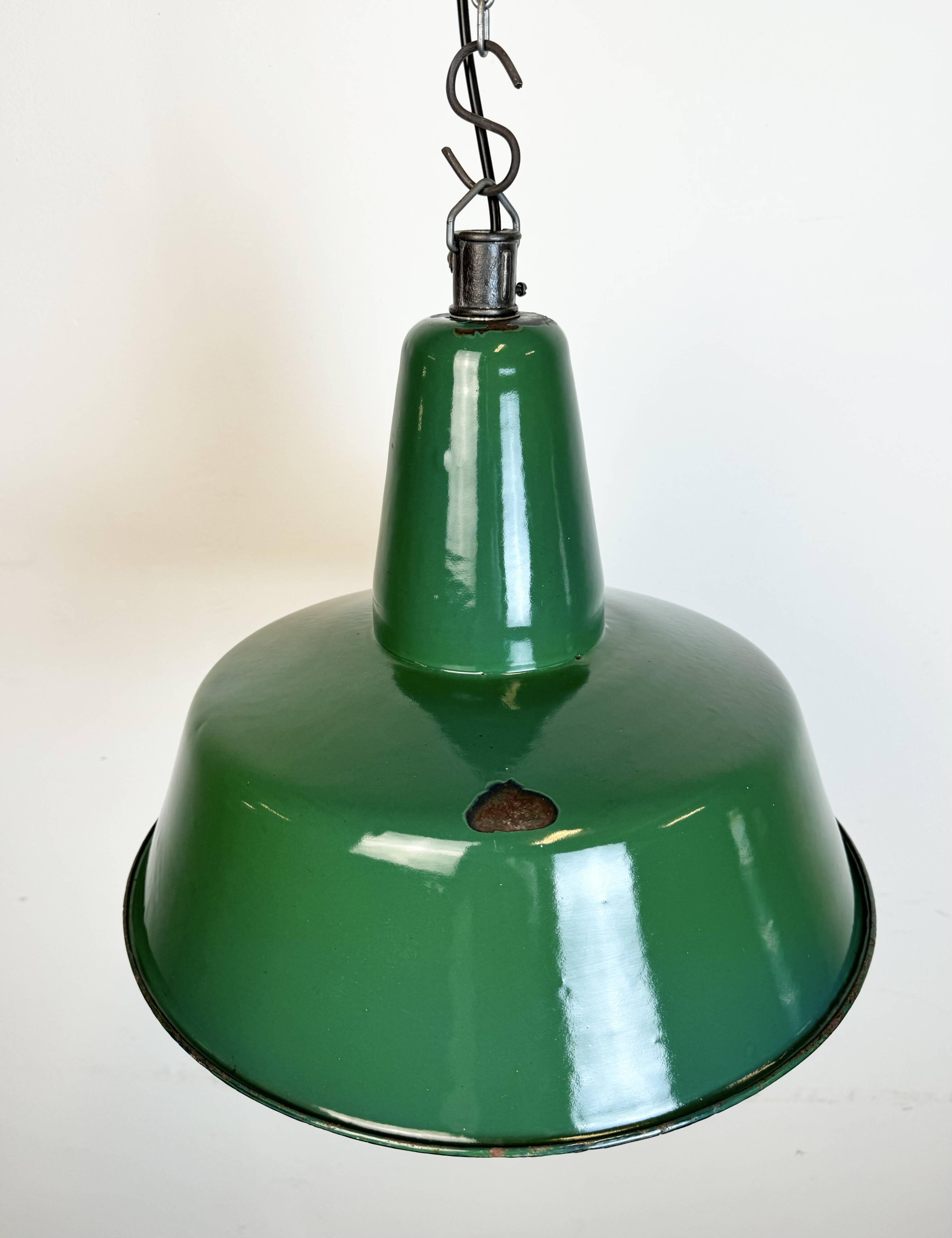 Grande Lampe à Suspension Industrielle en Émail Vert, 1960s