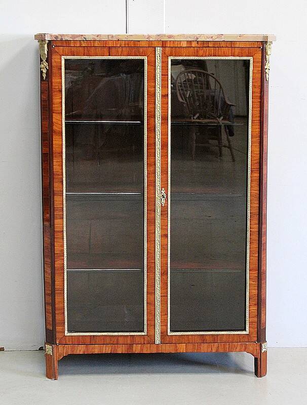 Small display cabinet in blonde mahogany veneer, Louis XVI style – 19th century.