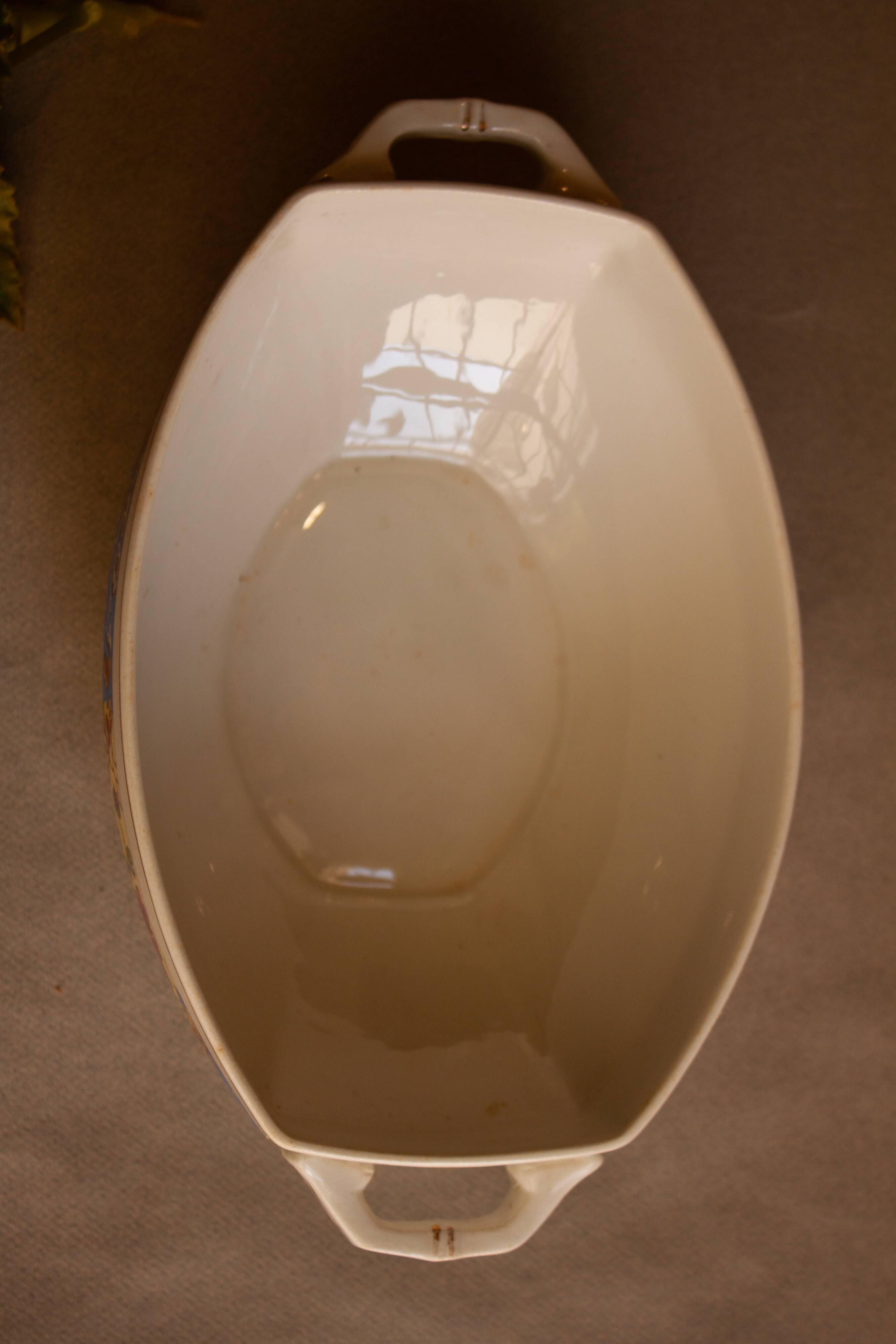 Sopera de porcelana antigua. Manufactured in Spain in the decade of 1920.