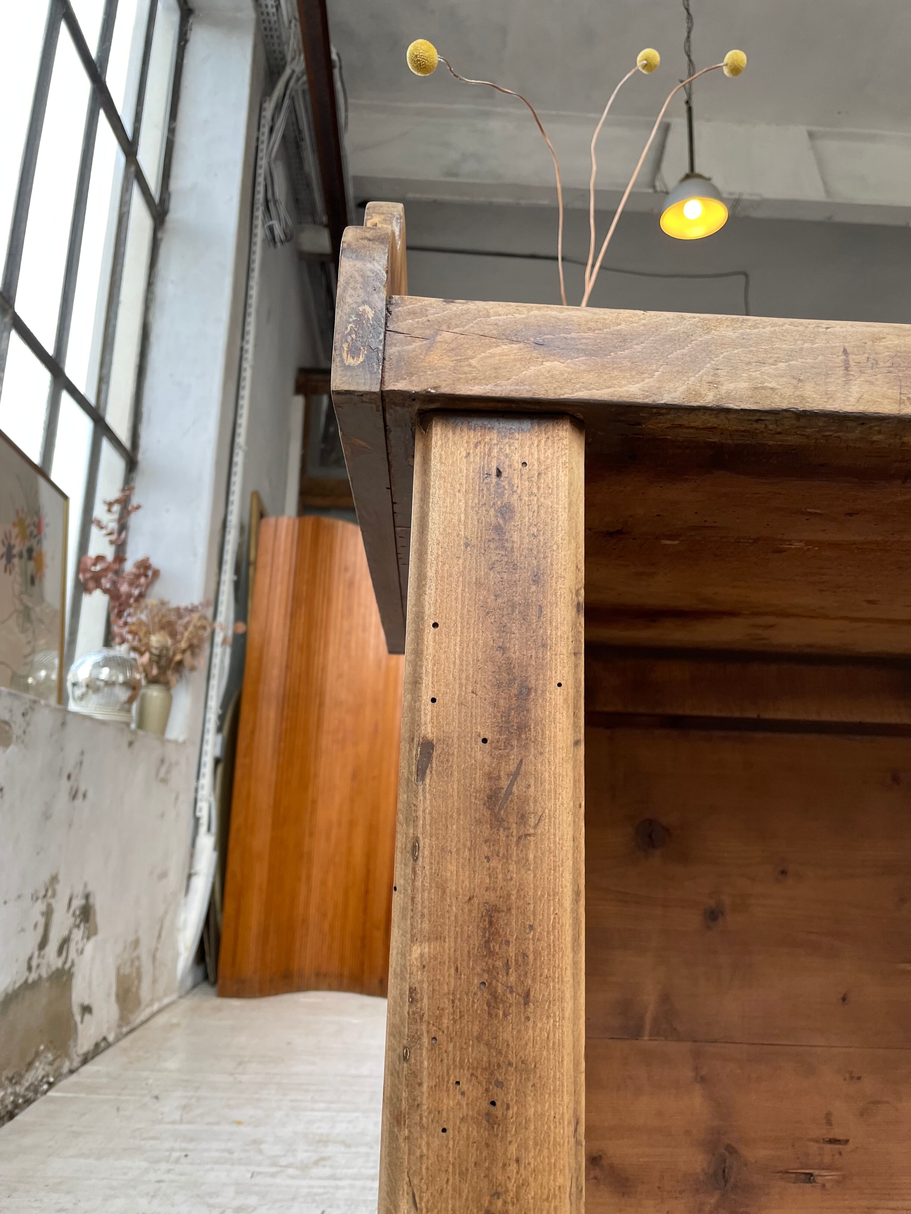 Trading counter central island pine