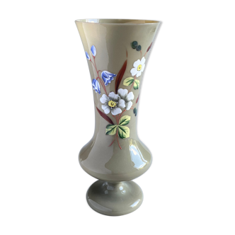 Vase en opaline beige avec rajout de fleurs peintes à la main