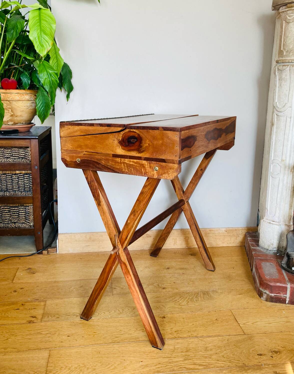 Desk, writing desk in solid rosewood and studded leather, 20th century.