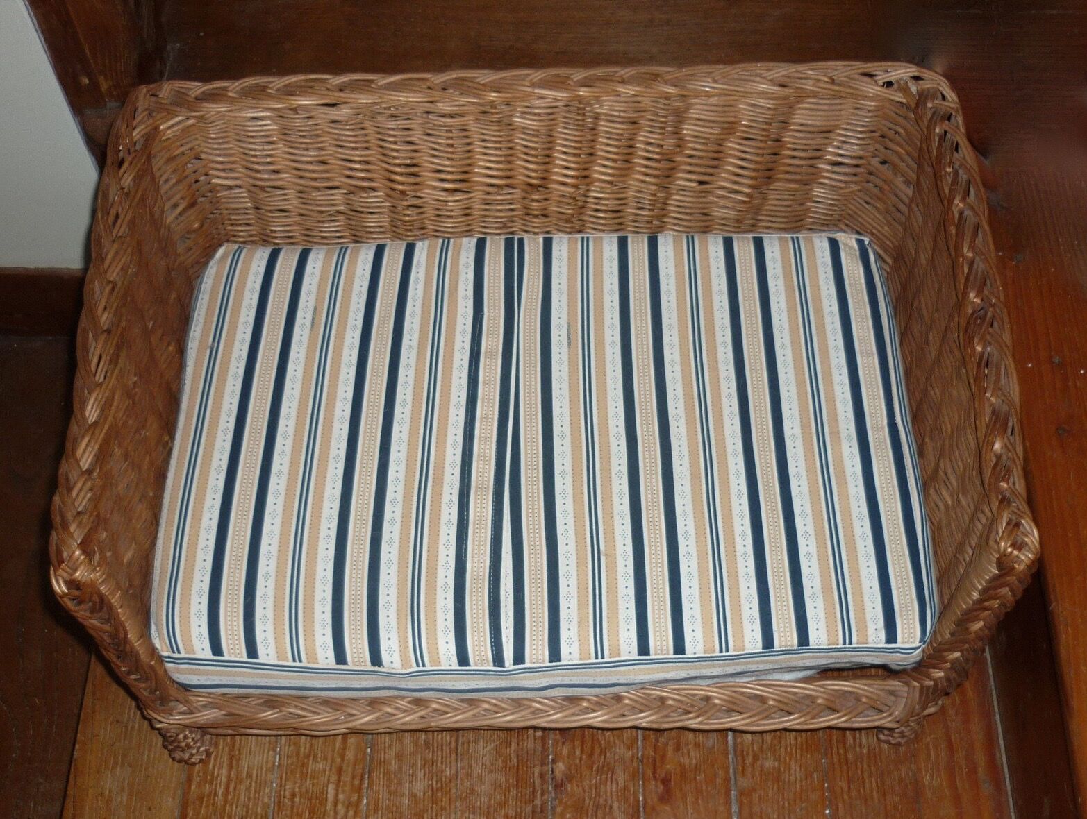 Wicker sofa basket