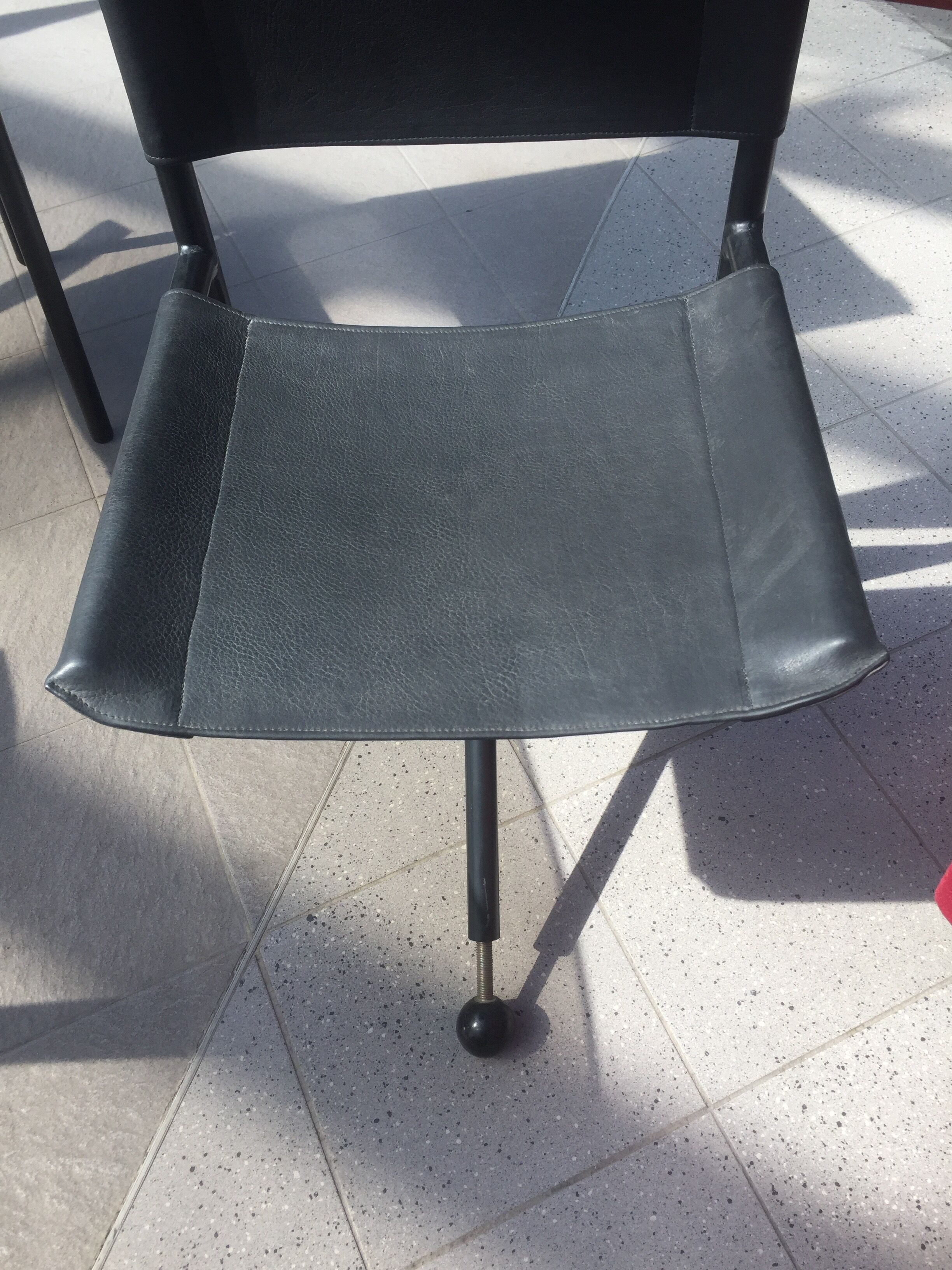 Set de 6 chaises de salle à manger pieds tripode en cuir grainé et métal 1970