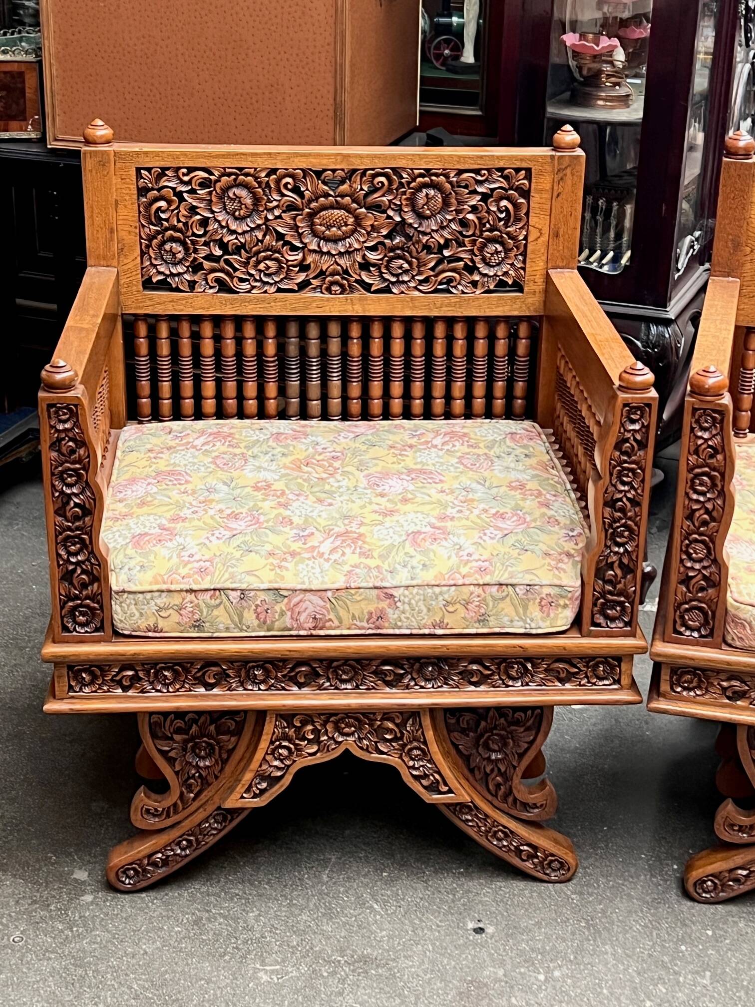 Paire de fauteuils bois, sculpté à la main