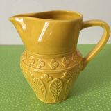 Petit pichet jaune ancien estampillé Digoin, numéroté 7315. Motifs en relief fleurs et feuilles
