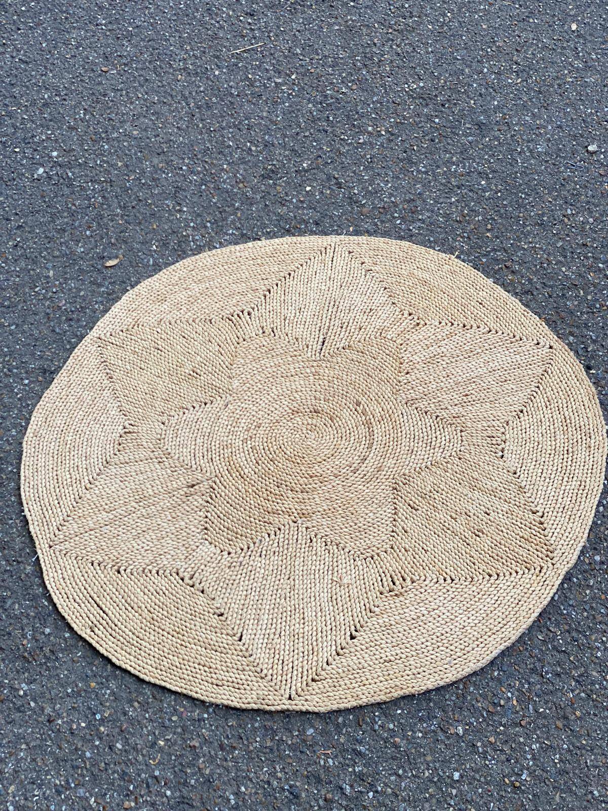 Round natural Scandinavian jute rug with star pattern 83cm
