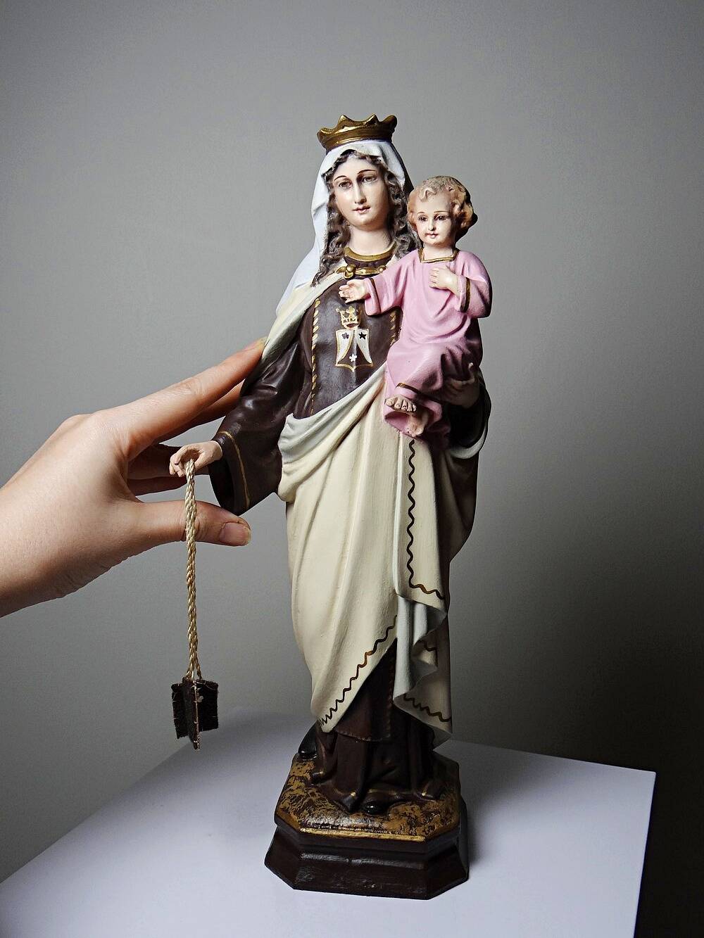 Statuette stuc ND du Mont Carmel, ateliers Olot, yeux en verre, 1920-1930