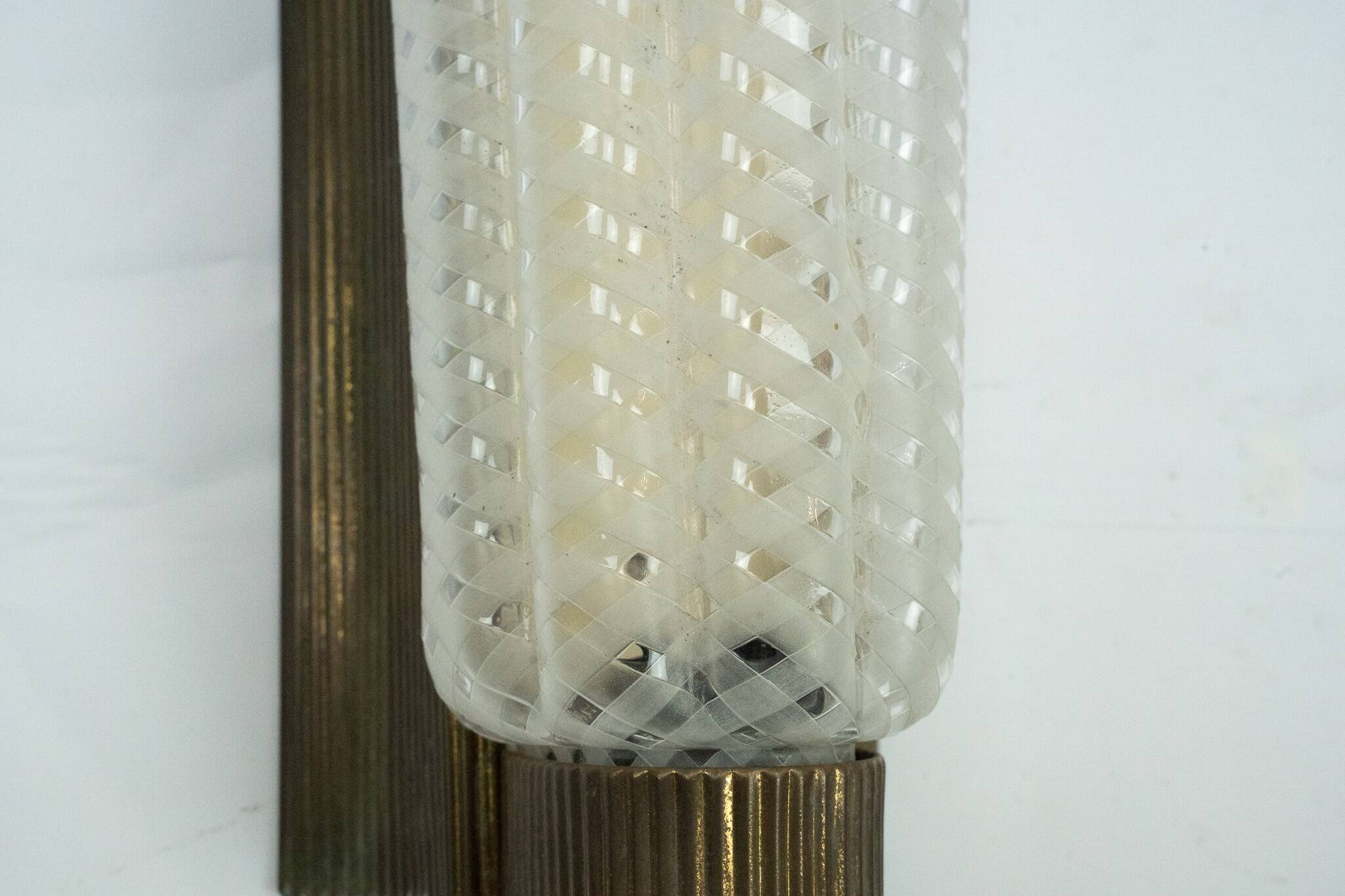 Grande applique Art déco simple en laiton et plexiglas. Italie, années 1930.