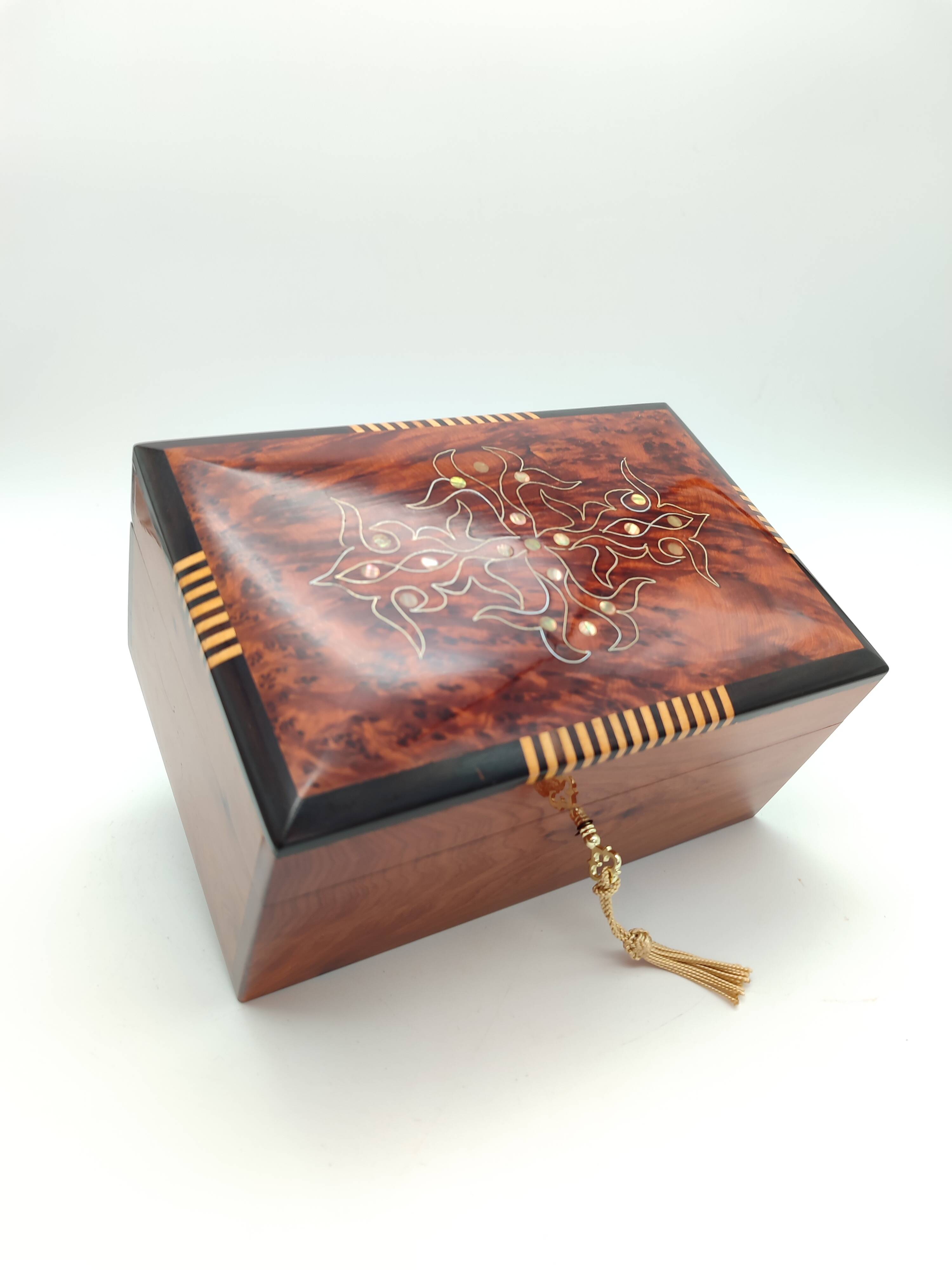 Thuya box locked with pearl encrusted key