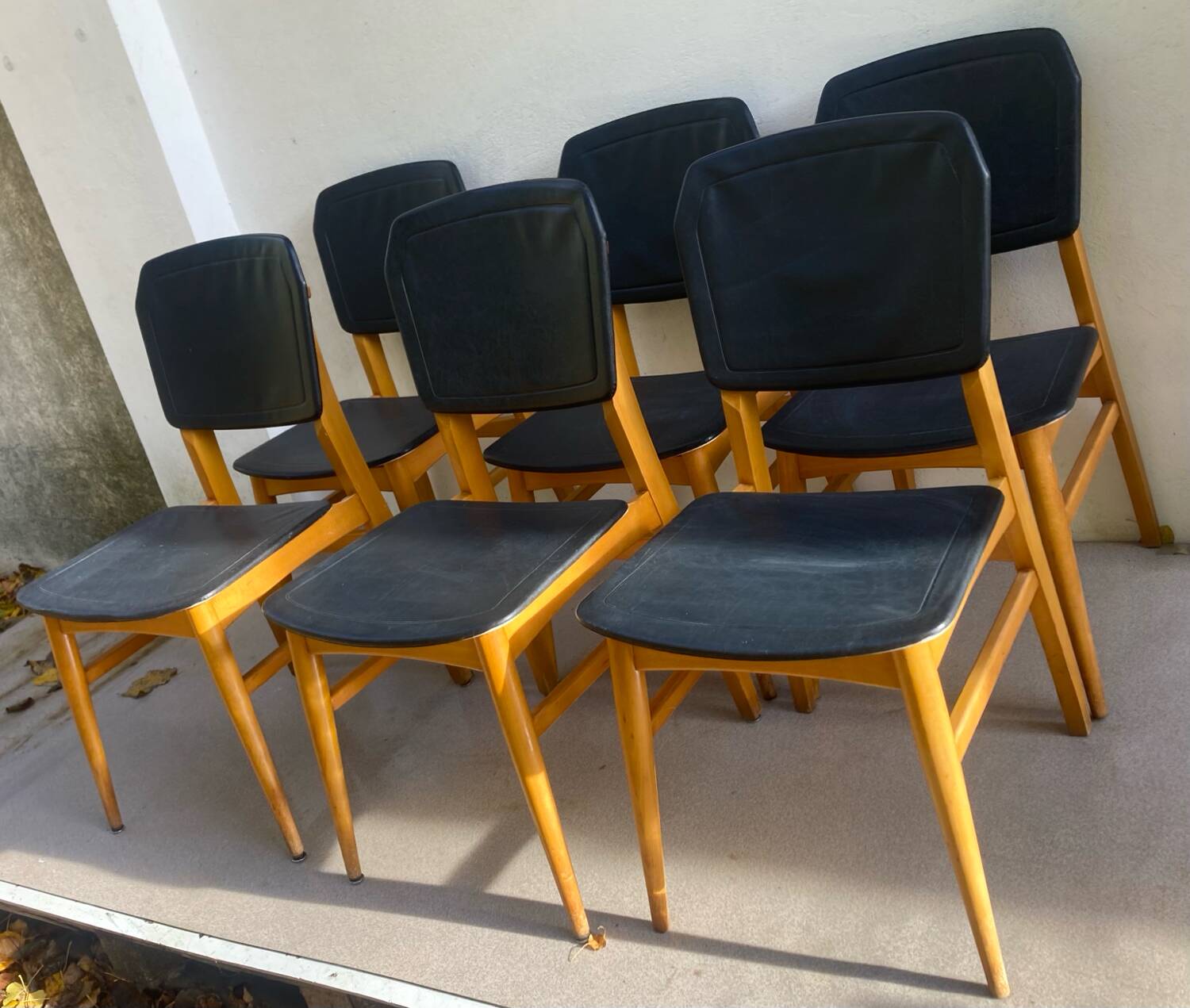 Set of 6 Scandinavian chairs in light wood and black faux leather