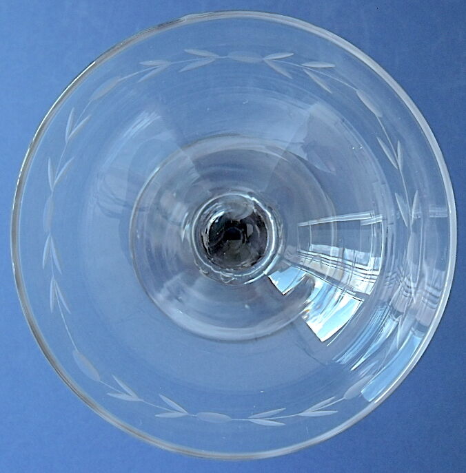 Suite of six glasses of champagne in colourless ground glass