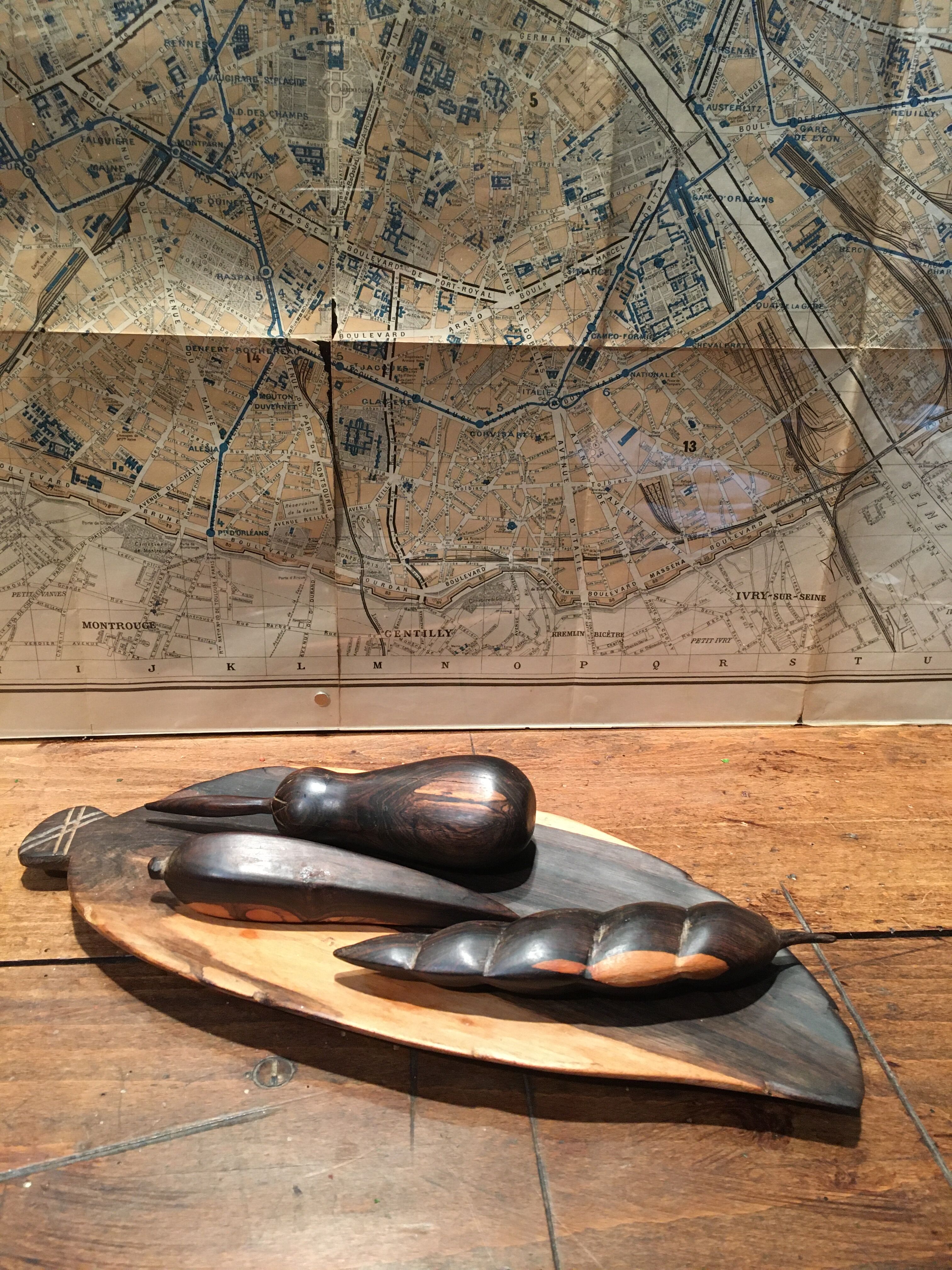 Tray and its wooden fruits. Tribal art