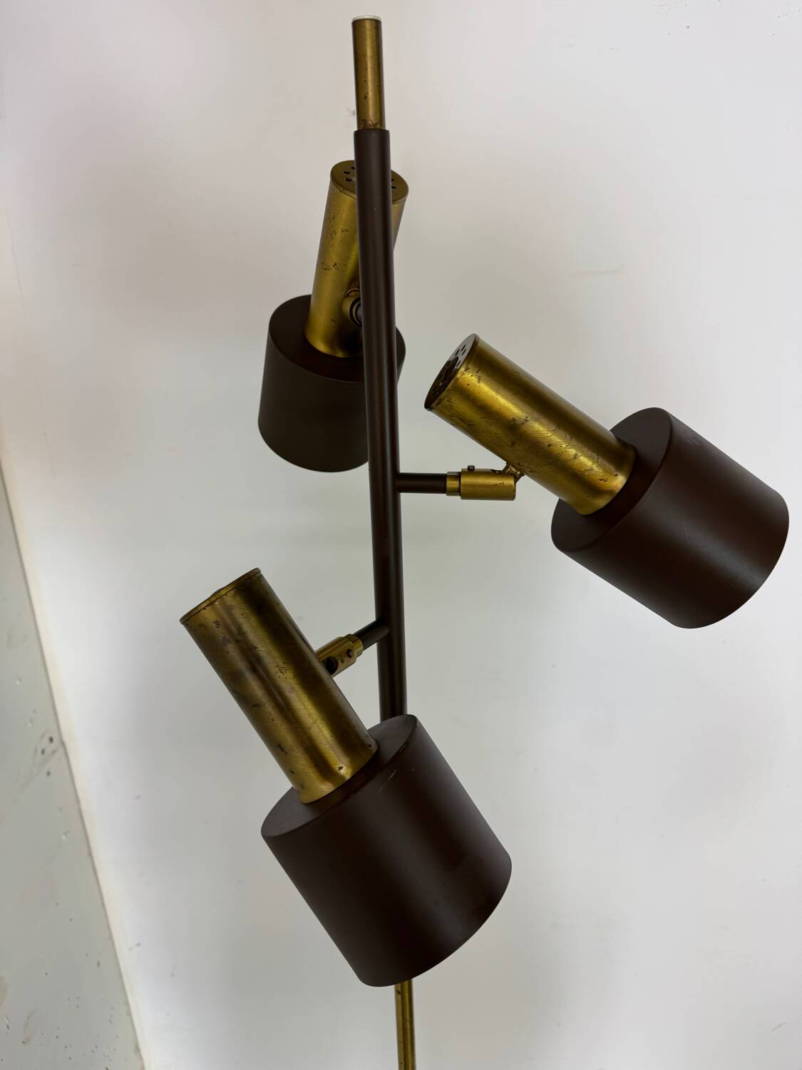 Lampadaire vintage moderniste marron et laiton à 3 spots, années 1960