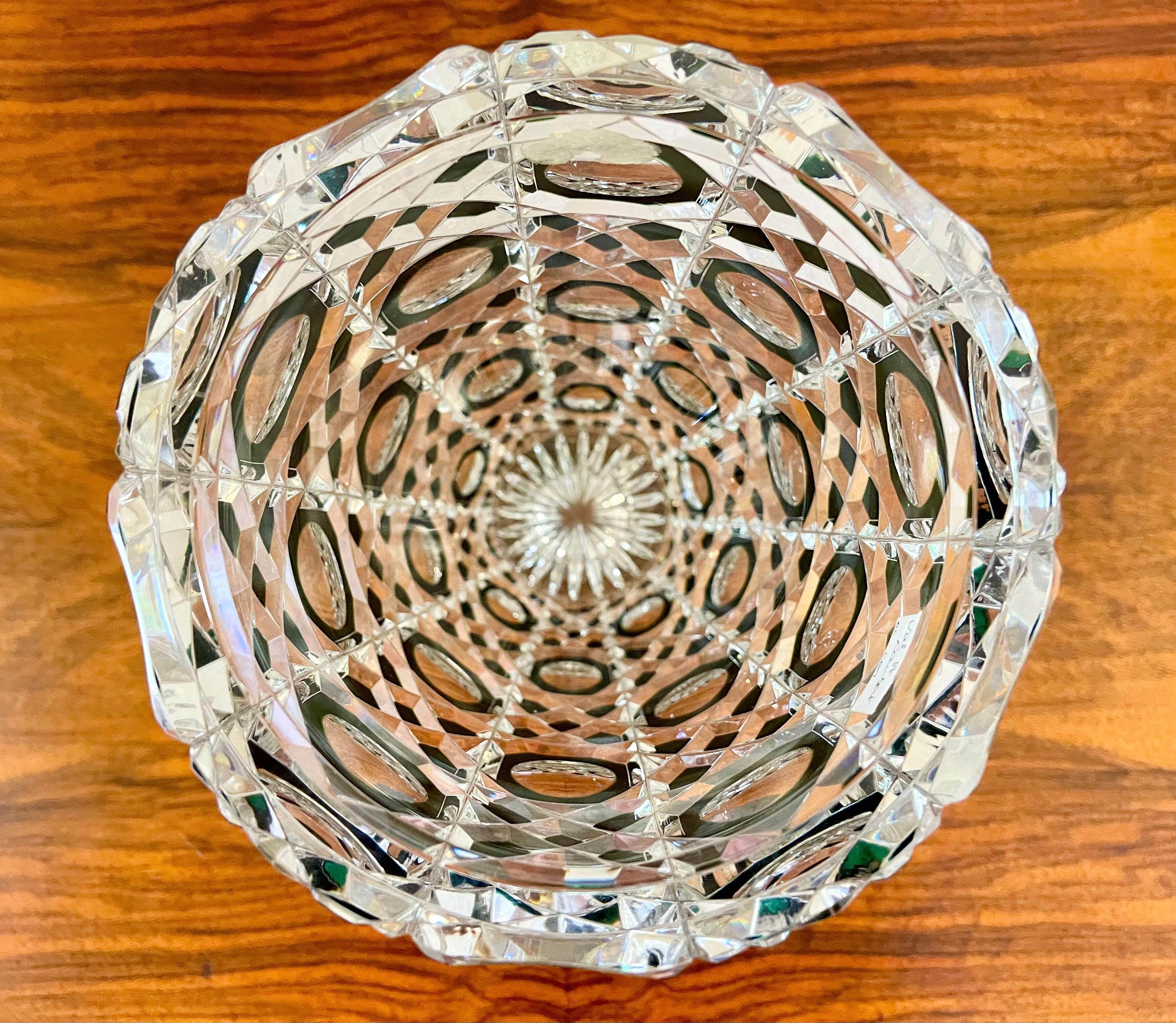 Vase en verre vert par Val St Lambert Belgique