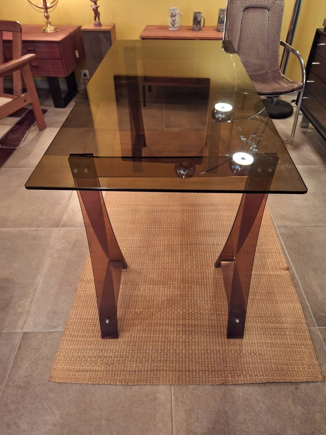 Europe altuglas desk by Gacita and Tiberi