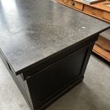 Ilot de magasin recouvert d’une pierre bleue