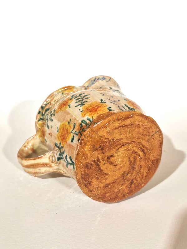 Pichet vernissé à fleurs