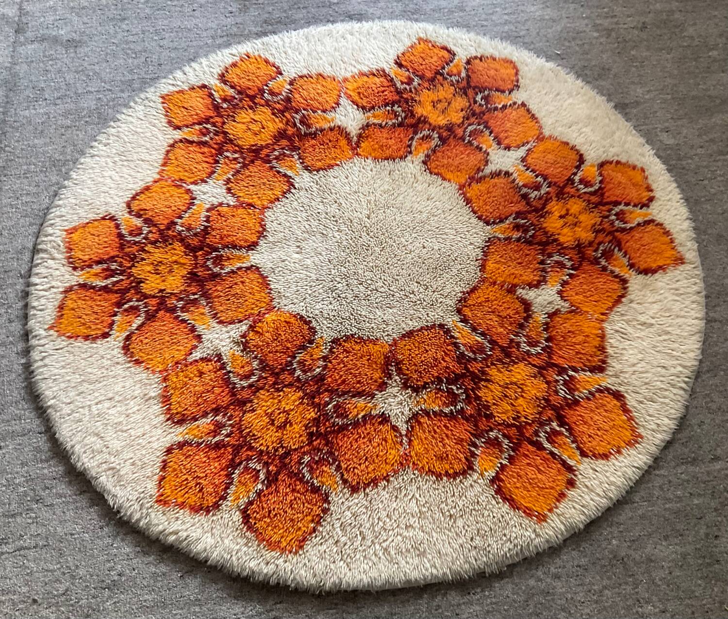 Desso pure wool round rug from the 70s