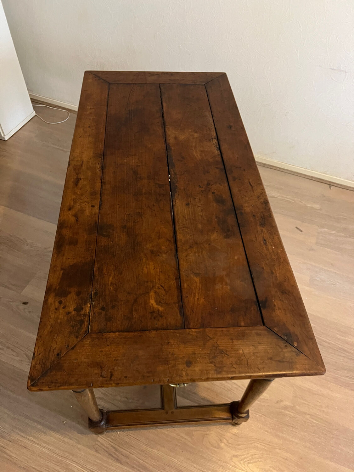 Closing table a drawer