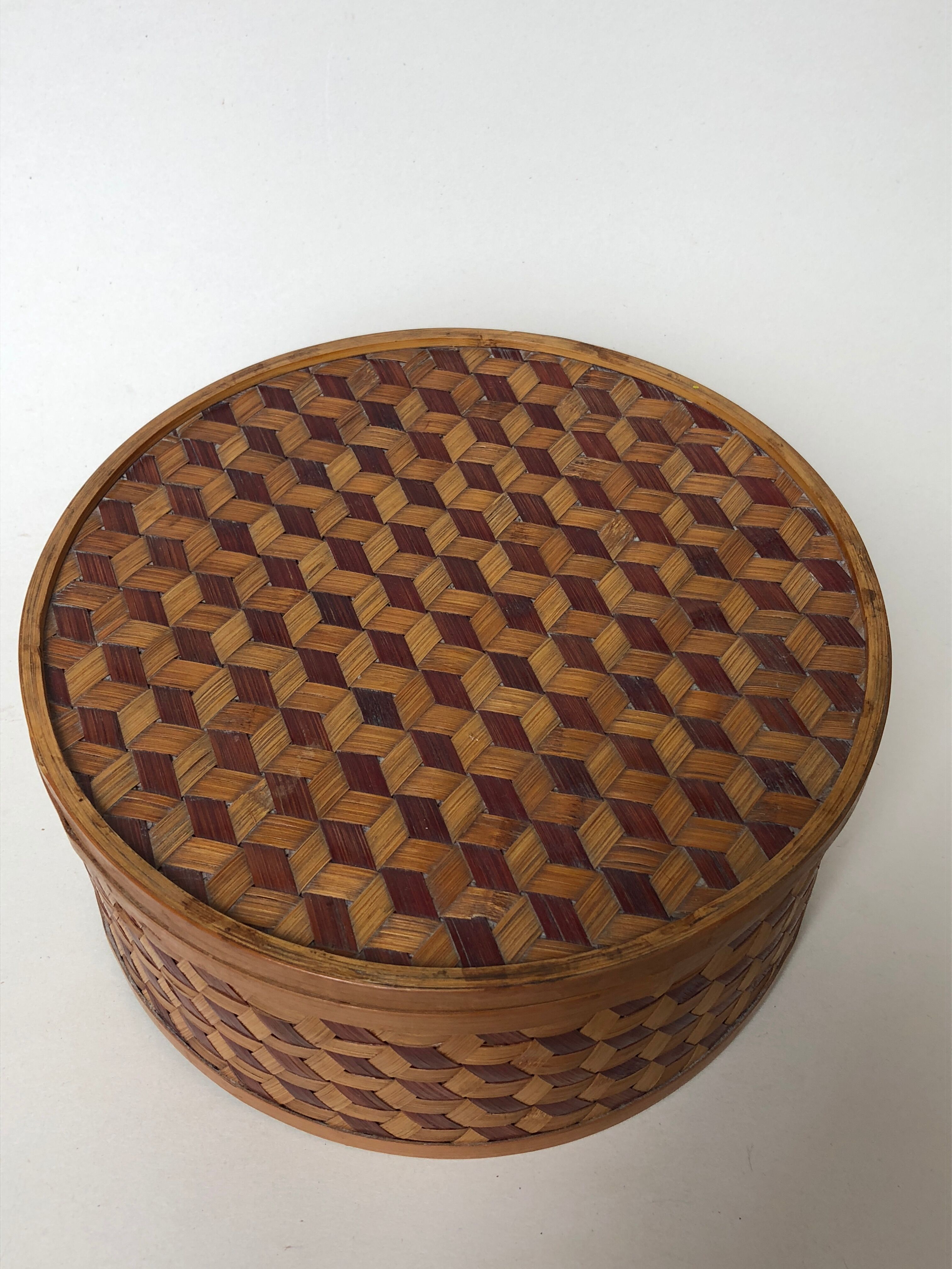 With lid rattan basket