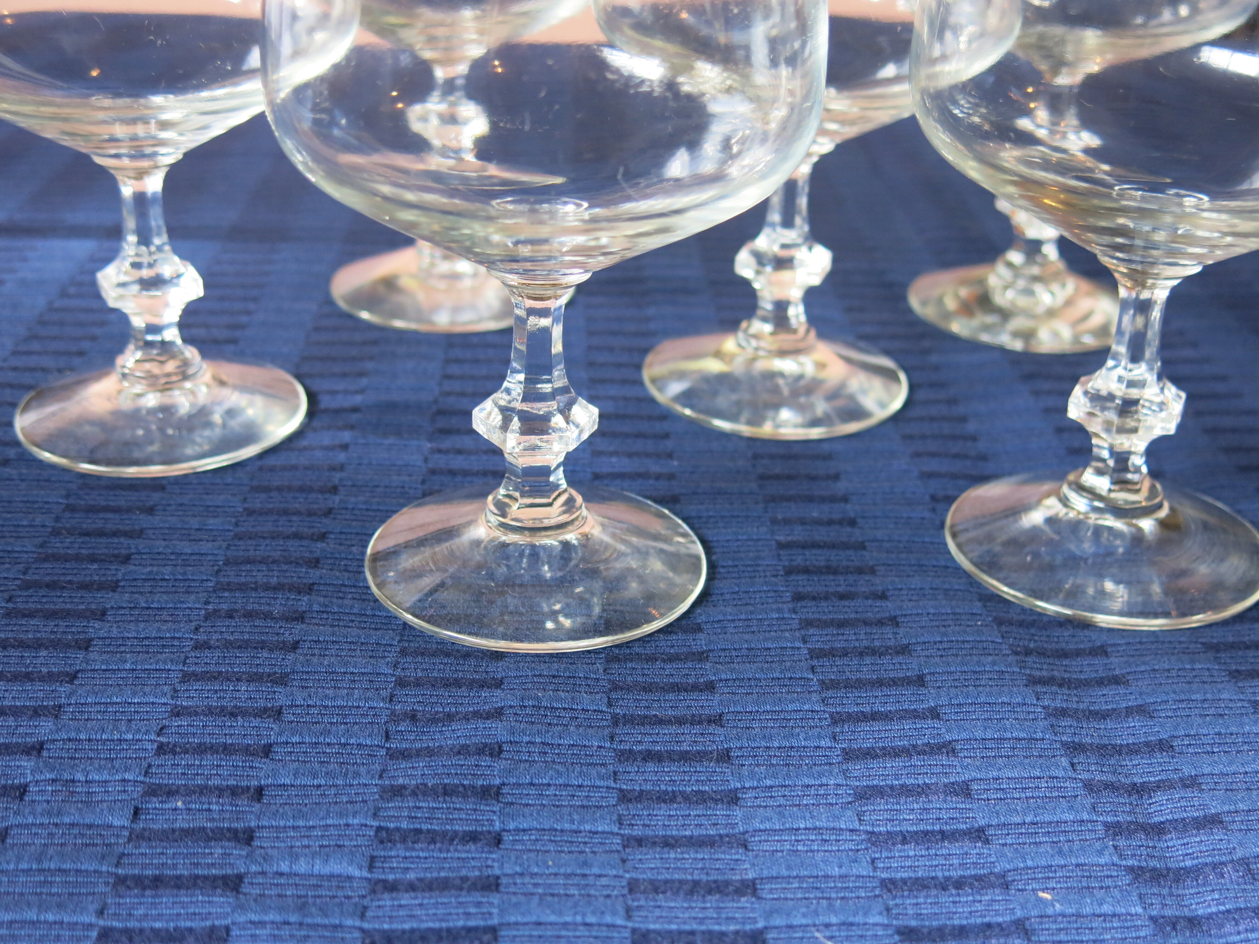 6 champagne or cocktail glasses in transparent glass in very good condition.