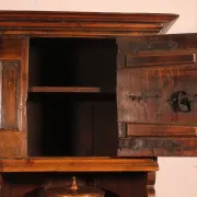 petit vaisselier en bois de mélèze - 17° siècle -Suisse