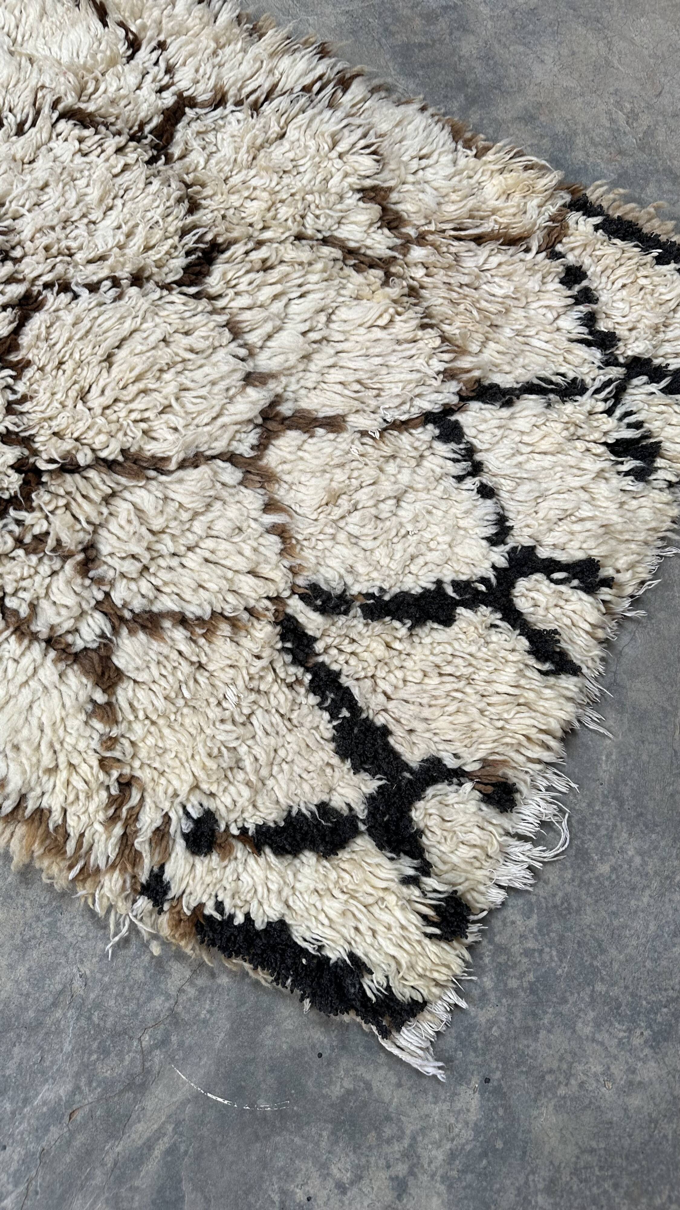 Azilal beige Berber rug - 174 x 72 cm