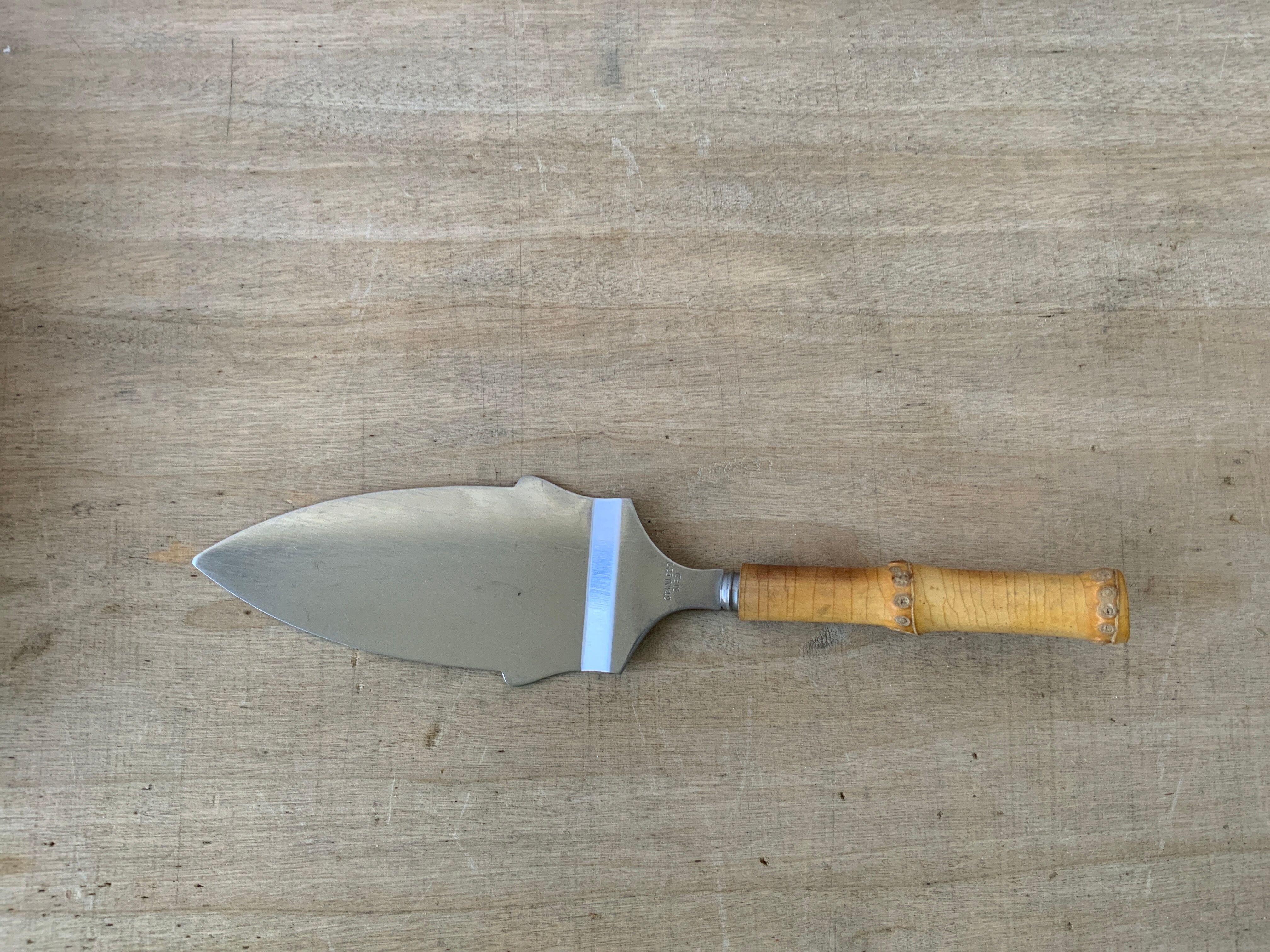 Bamboo handle pie shovel