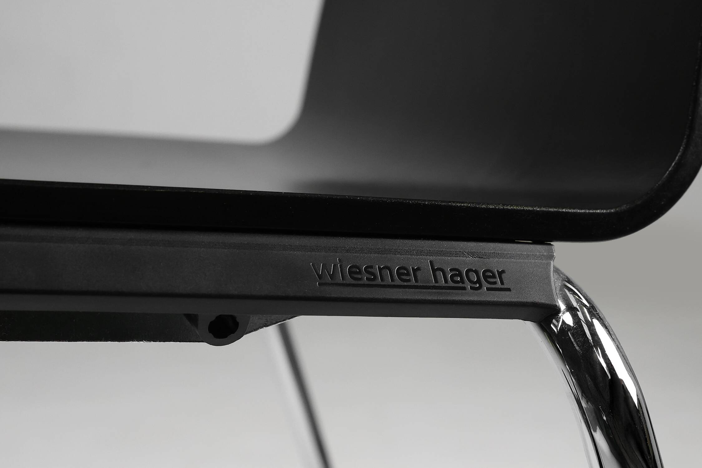 Chaise design moderne noire du milieu du siècle avec accoudoirs, Belgique