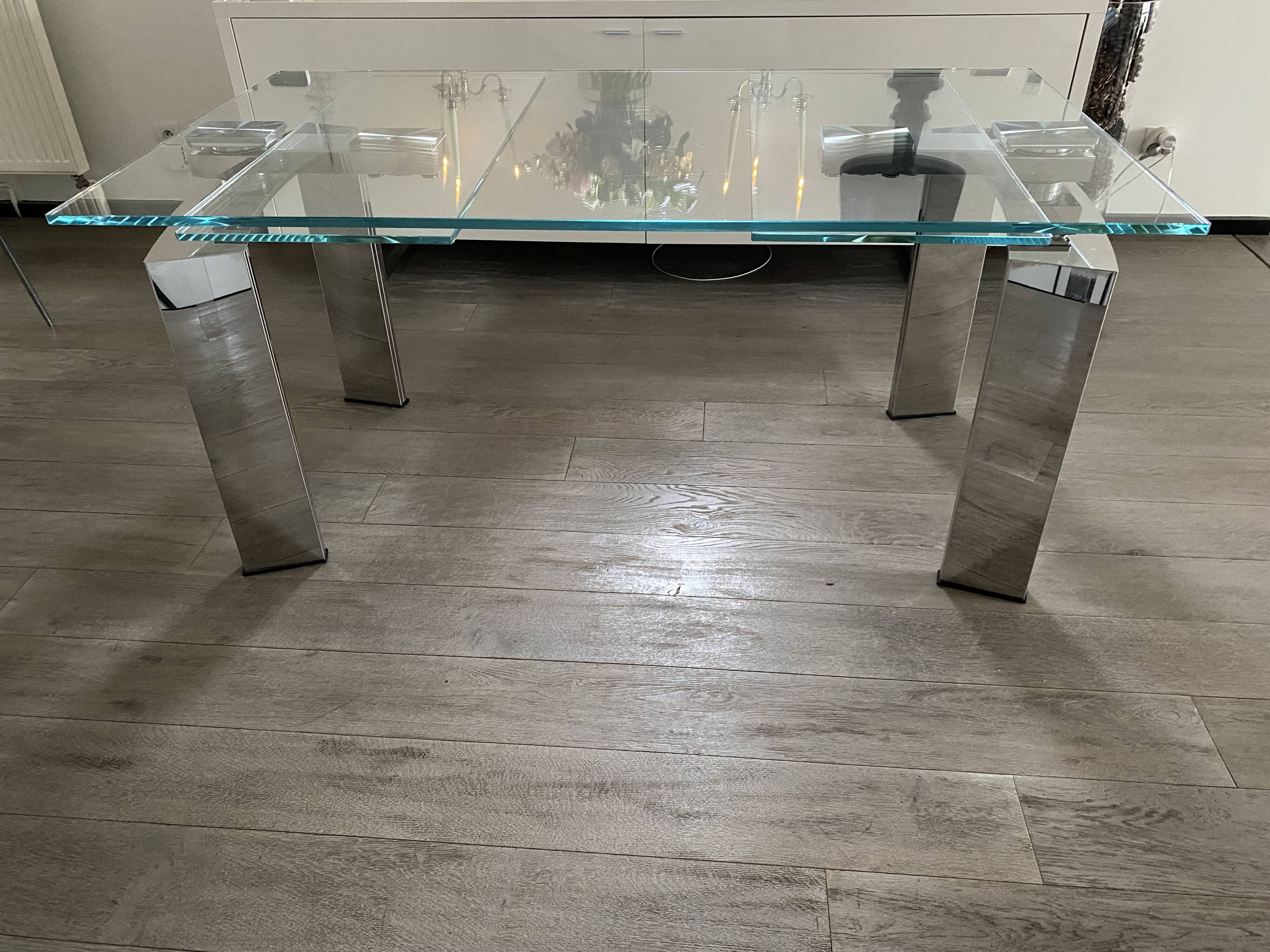 Daytona glass table