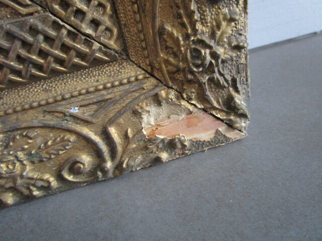 Old frame in wood and gilded stucco