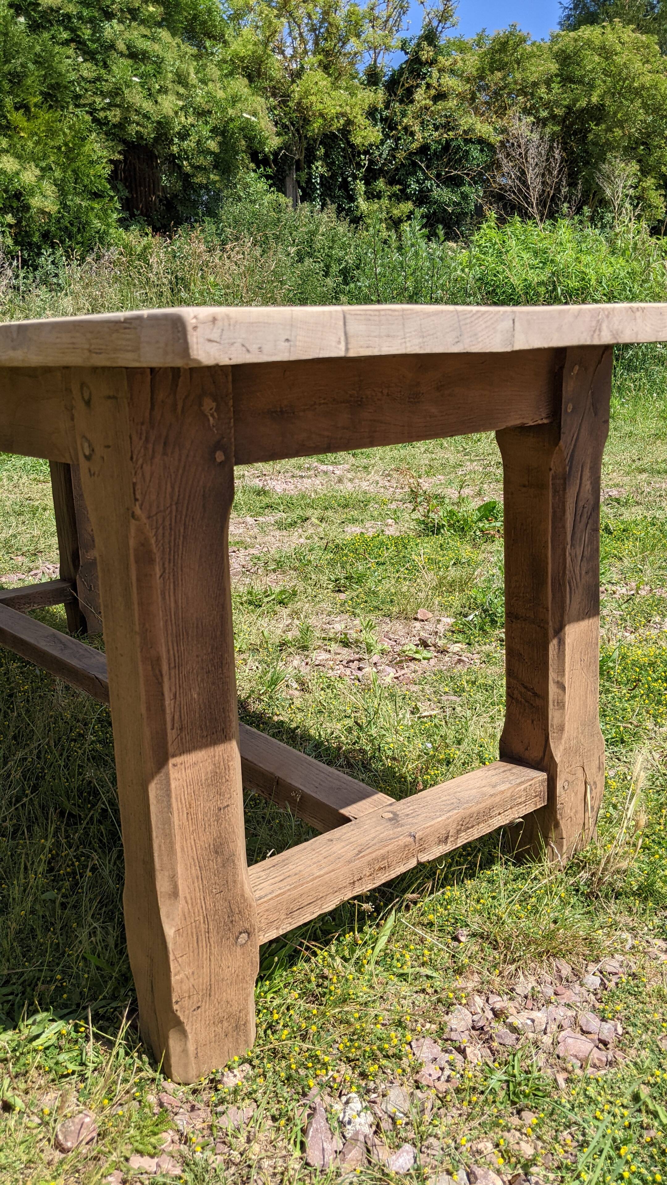 Old table in solid chene
