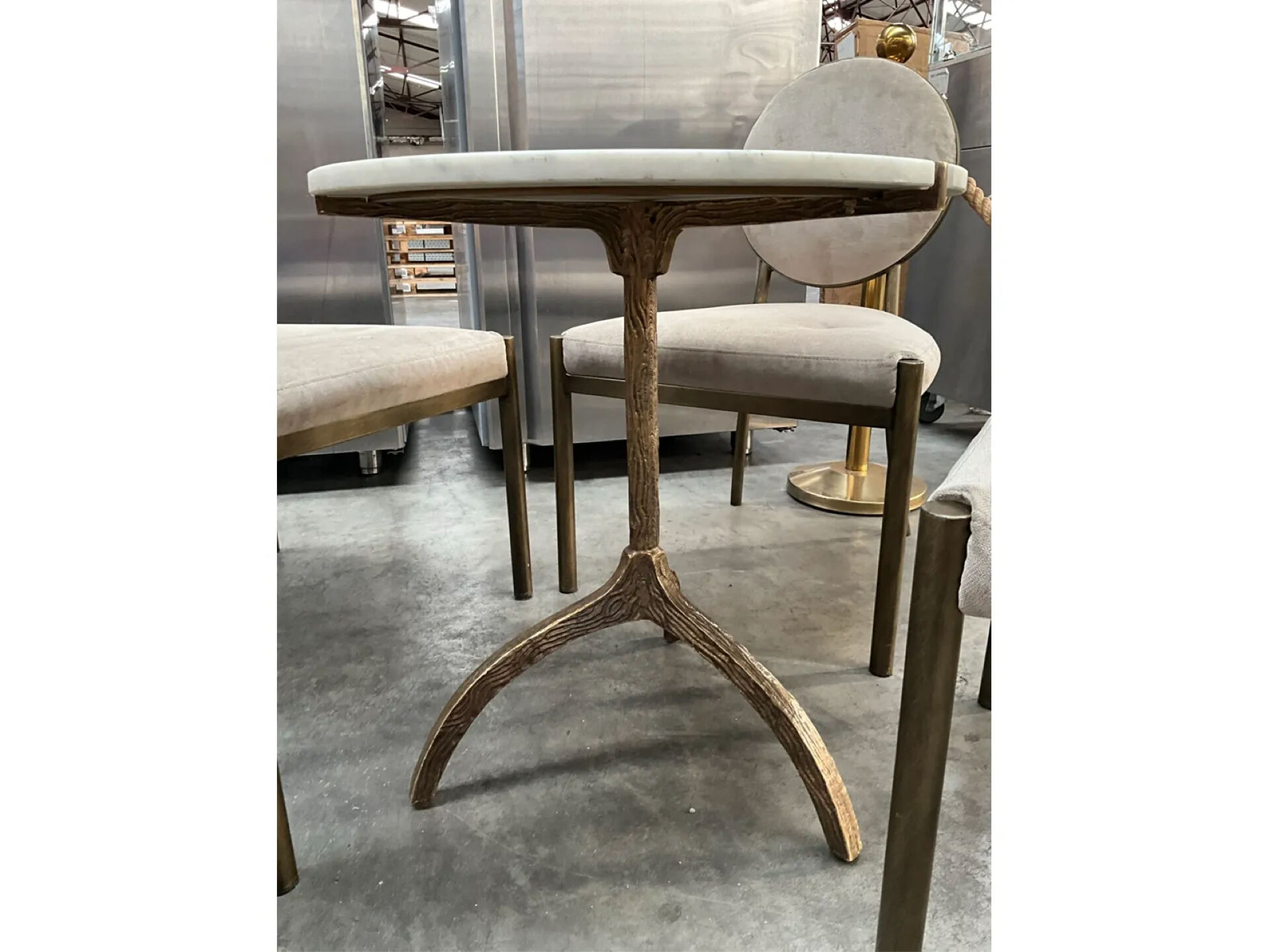 Table en marbre et laiton