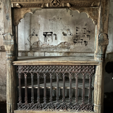 Meuble bar avec cadre et soubassement en fer forgé