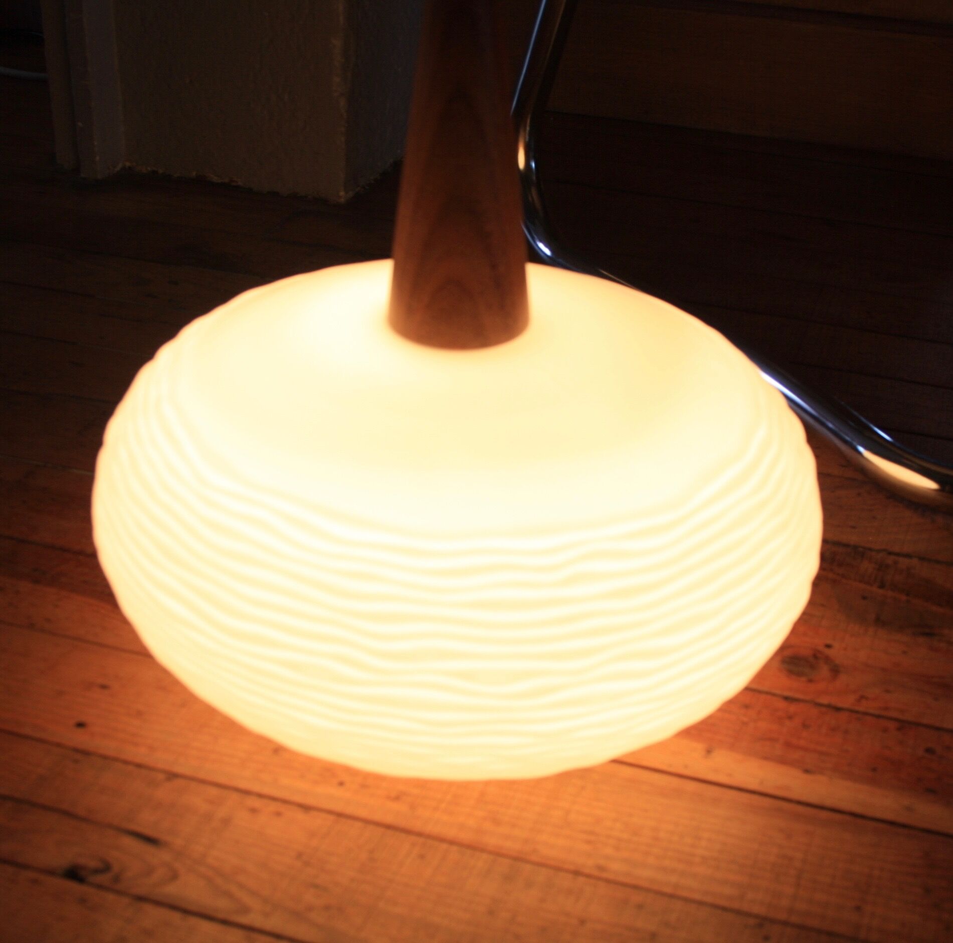 Suspension opaline et teck par Louis Kalff pour Philips