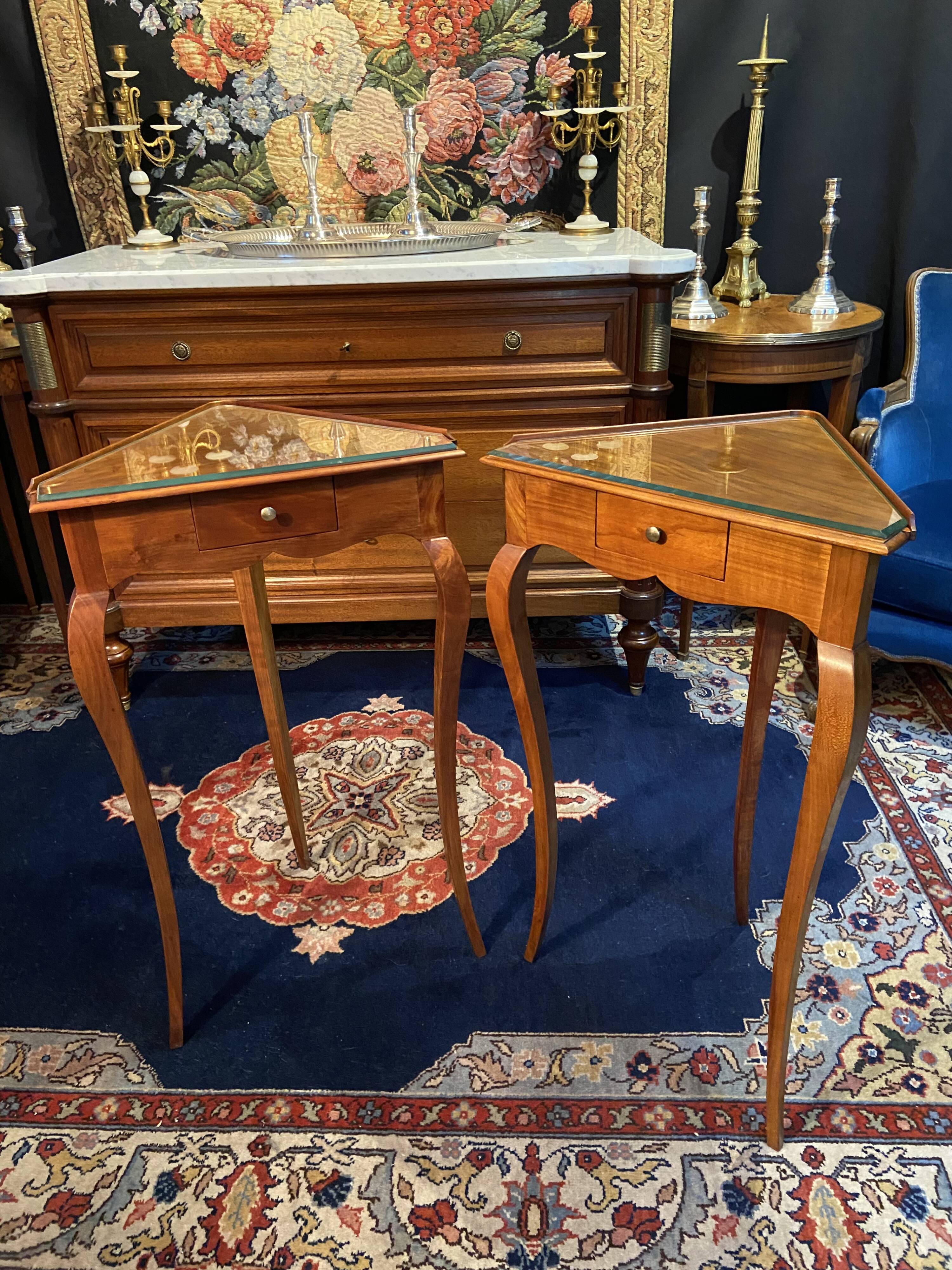 Pair of corner side tables in solid blond walnut Loui.