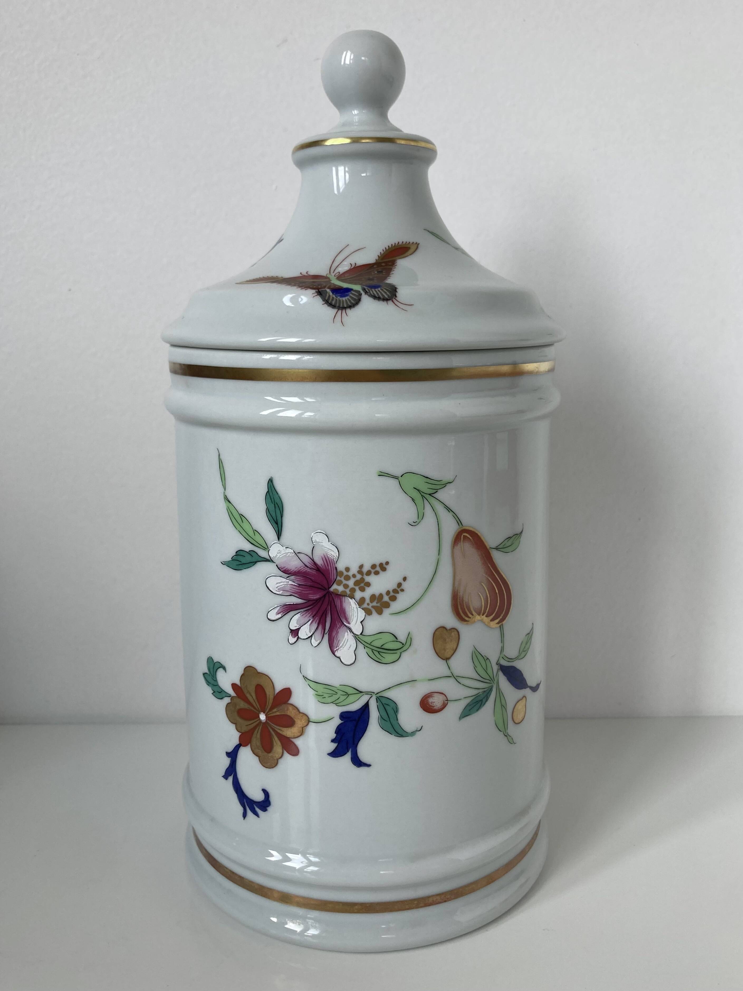Vista Alegre porcelain covered pot with floral decoration in the style of the Compagnie des Indes