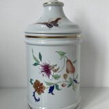 Vista Alegre porcelain covered pot with floral decoration in the style of the Compagnie des Indes