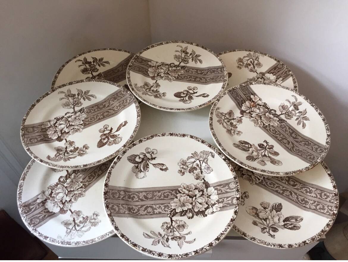 8 assiettes à desserts Terre de Fer XIX