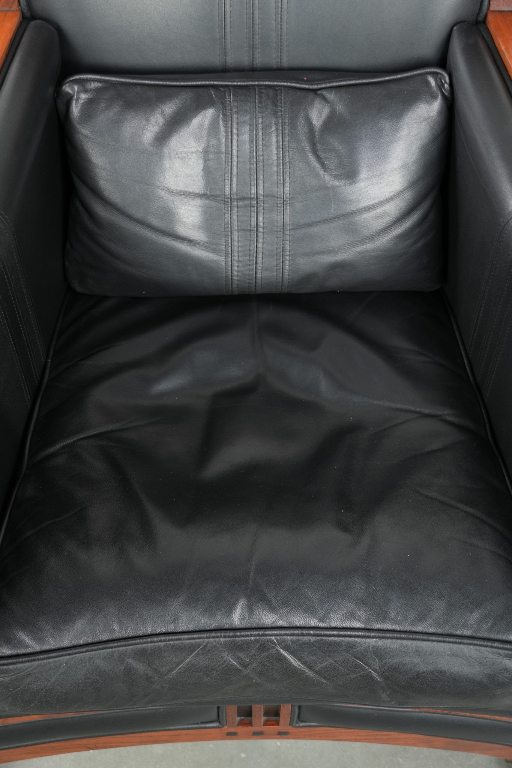 Fauteuil en cuir noir de style Art Déco en bon état.