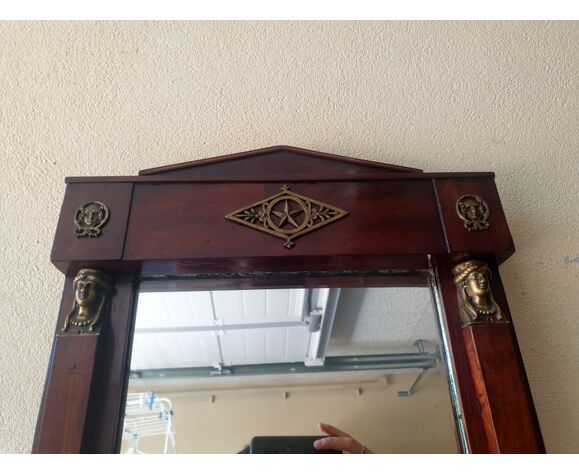 Miroir rectangulaire en acajou et placage d'acajou de style empire/restauration, XlXème